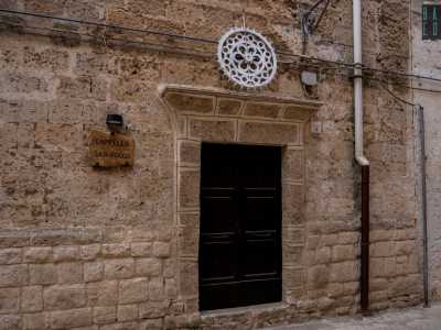 Accanto all'ingresso � visibile l'entrata alla cappella di San Rocco, risalente al 1709, sede dei battesimi di tutti i discendenti dei Bianchi Dottula